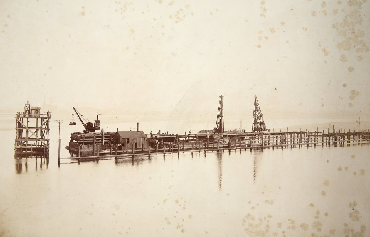 Wbijanie pali, robienie Gantry, patrzenie przez Mersey do Widnes (zdjęcie w sepii) autorstwa Thomas Birtles