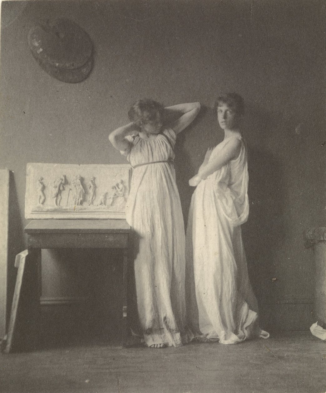 (Dwie modelki w klasycznych kostiumach z Eakins Sculpture Arcadia). autorstwa Thomas Eakins