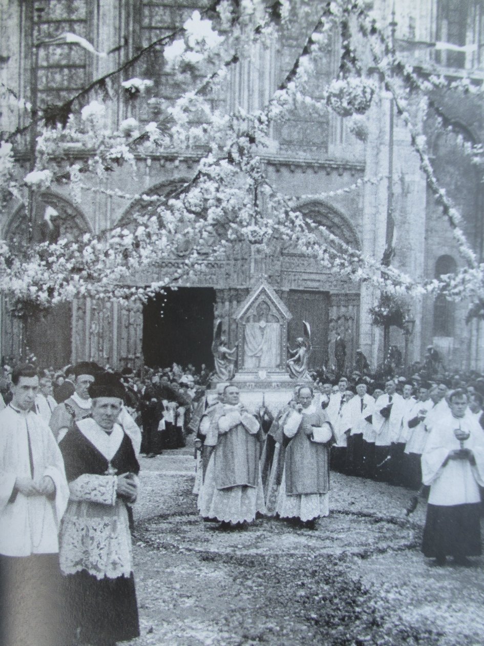 Procesja z Welonem Dziewicy przed królewskim portalem katedry Notre-Dame de Chartres.) autorstwa Thomon