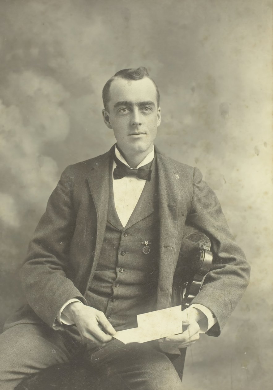 Portret siedzącego mężczyzny bez tytułu, 18801899. autorstwa Thompson Studio