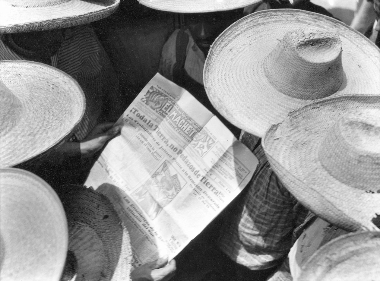 Chłopi czytający El Machete, Meksyk, 1929 autorstwa Tina Modotti