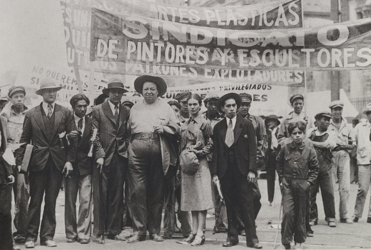 Diego Rivera i Frida Kahlo w paradzie pierwszomajowej, Miasto Meksyk, 1 maja 1929 r. autorstwa Tina Modotti