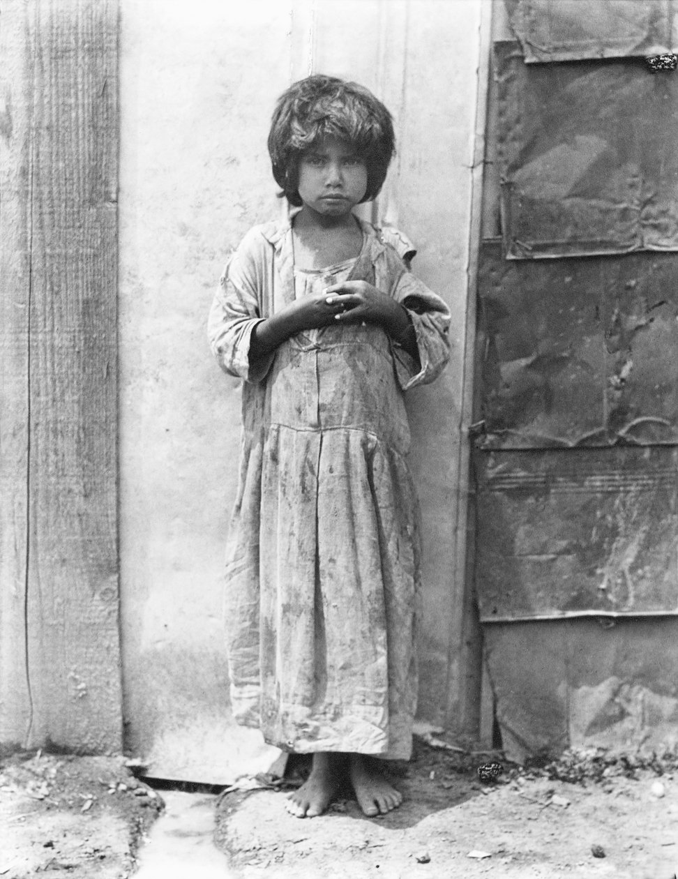 Dziewczyna w "Colonia de Bolsa", Miasto Meksyk, 1928 r. autorstwa Tina Modotti