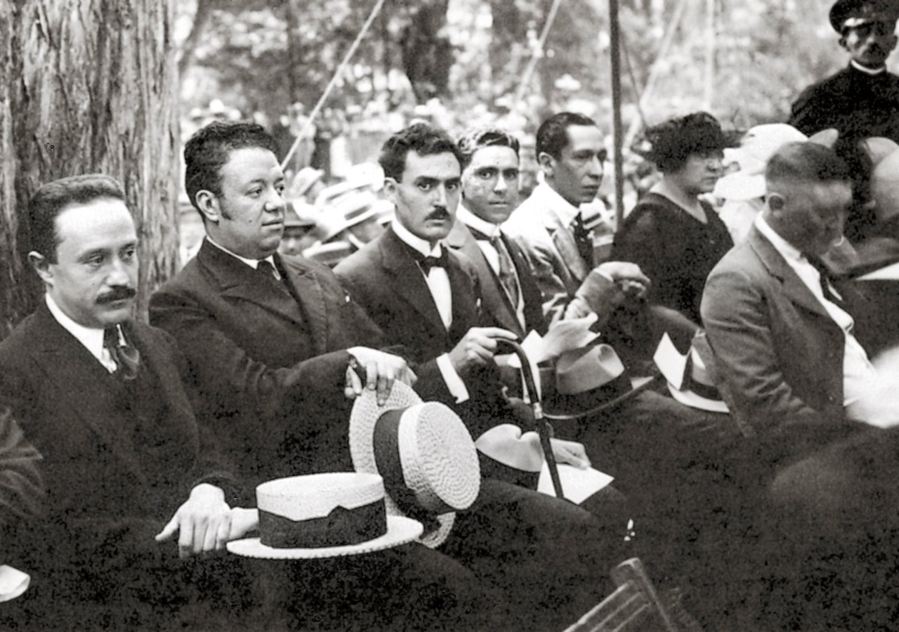 Jose Vasconcelos i Diego Rivera podczas imprezy plenerowej w Chapultepec Park, Meksyk, 1921 autorstwa Tina Modotti