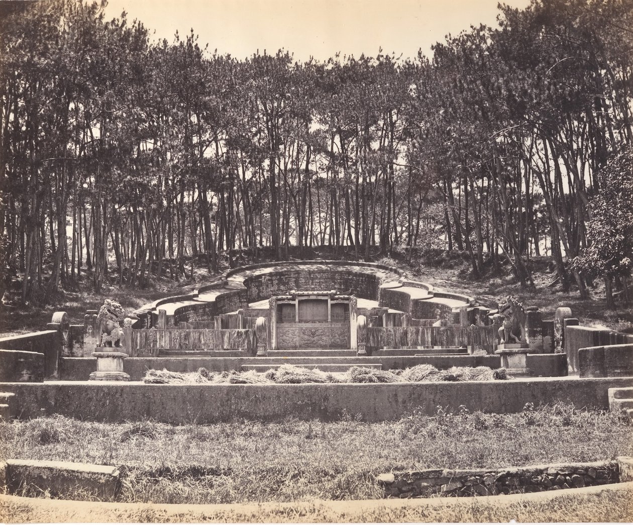 Grób mandaryński w Foochow, ca. 1869. autorstwa Tung Hing.