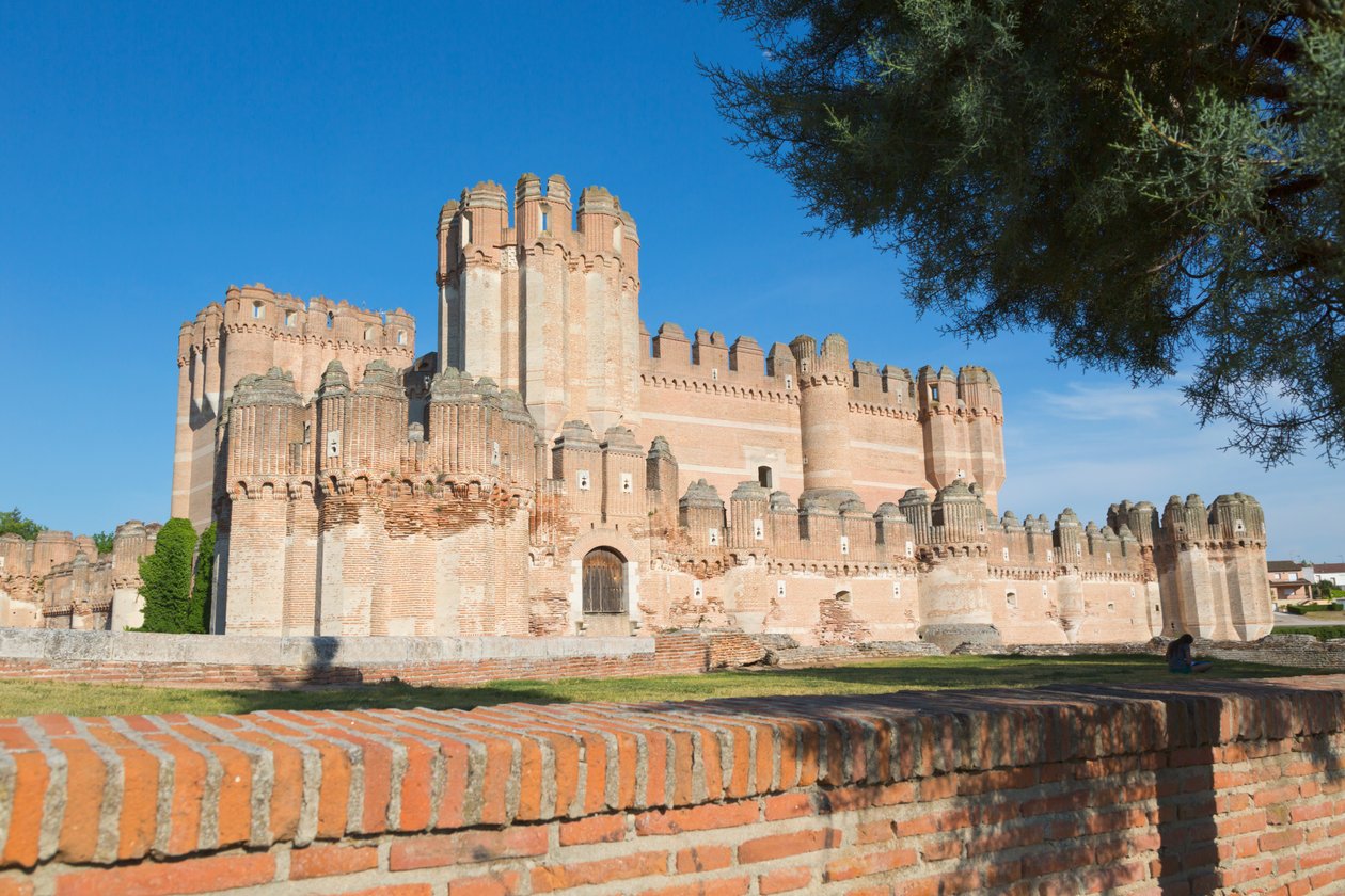 Coca, Prowincja Segowia, Hiszpania. Castillo de Coca. Zamek z koki. Ważny przykład architektury militarnej Mudejar. autorstwa Unbekannt Unbekannt