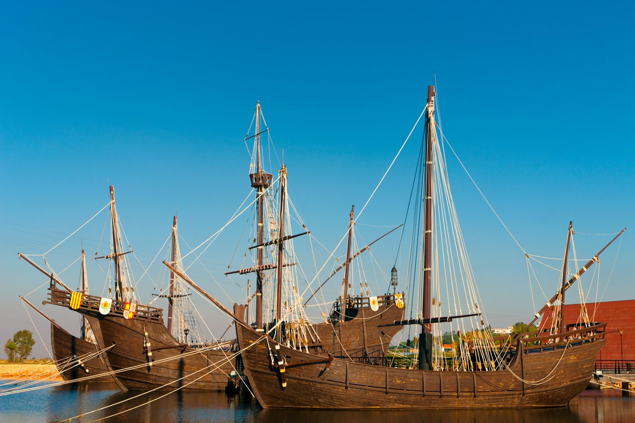 Repliki statków, które Kolumb popłynął do obu Ameryk w El Muelle de las Carabelas lub The Wharf of the Caravels w Palos de la Frontera, prowincja Huelva, Andaluzja, południowa Hiszpania. autorstwa Unbekannt Unbekannt