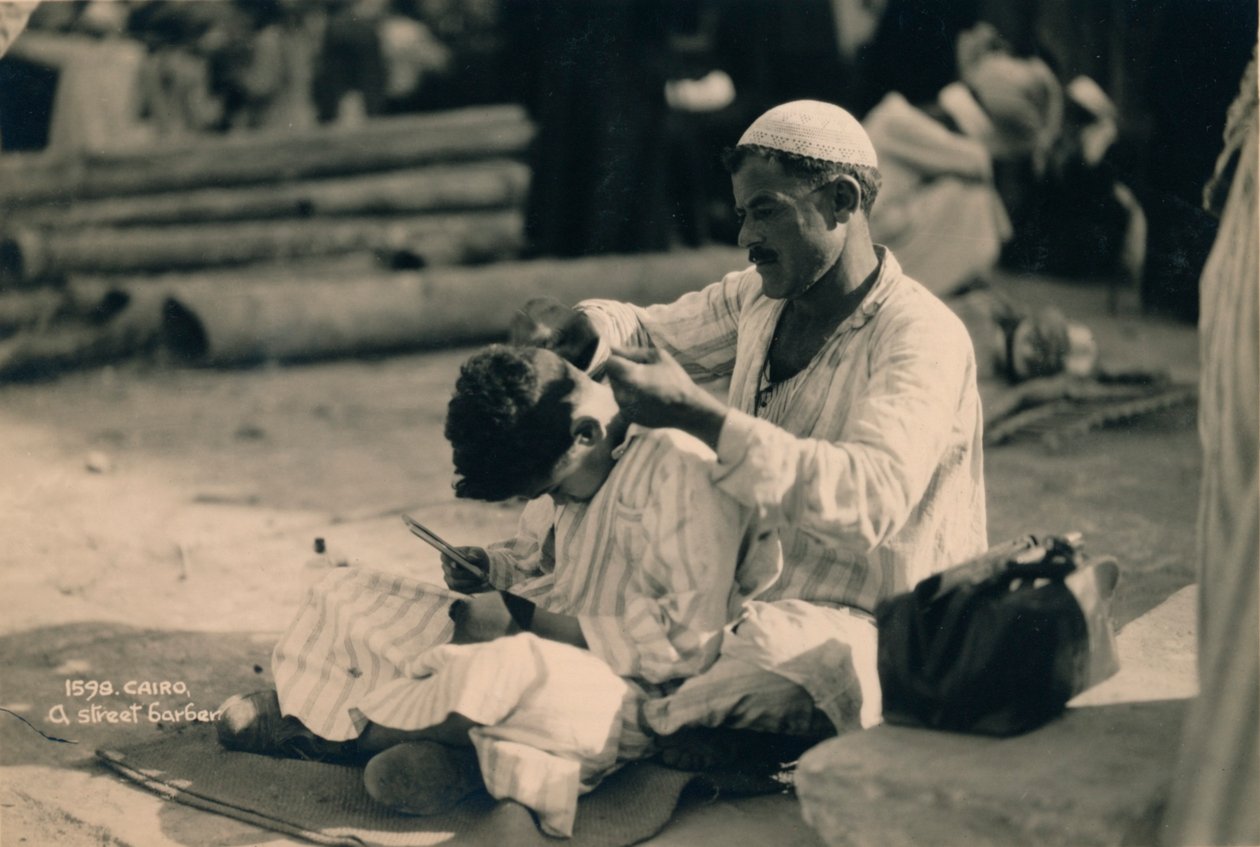 Fryzjer uliczny, Kair, Egipt, 1936 autorstwa Unbekannt