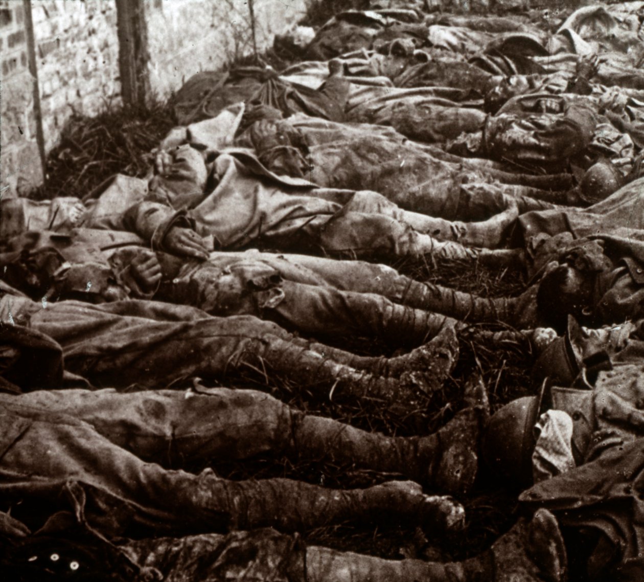 Ciała po ataku, c1914-c1918 autorstwa Unbekannt