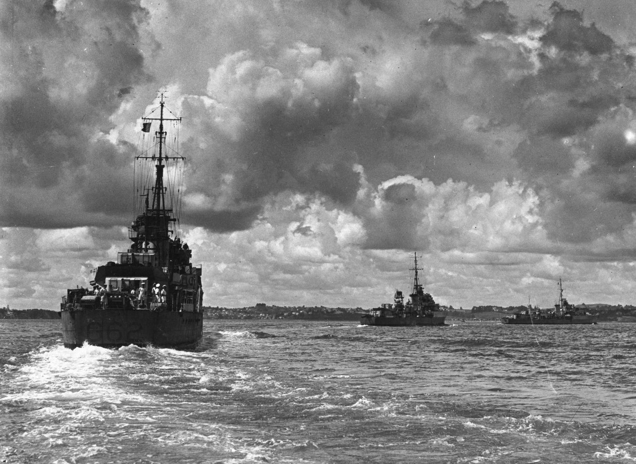 Brytyjskie okręty wojenne wpływające do portu w Sydney, Australia, 1945 autorstwa Unbekannt