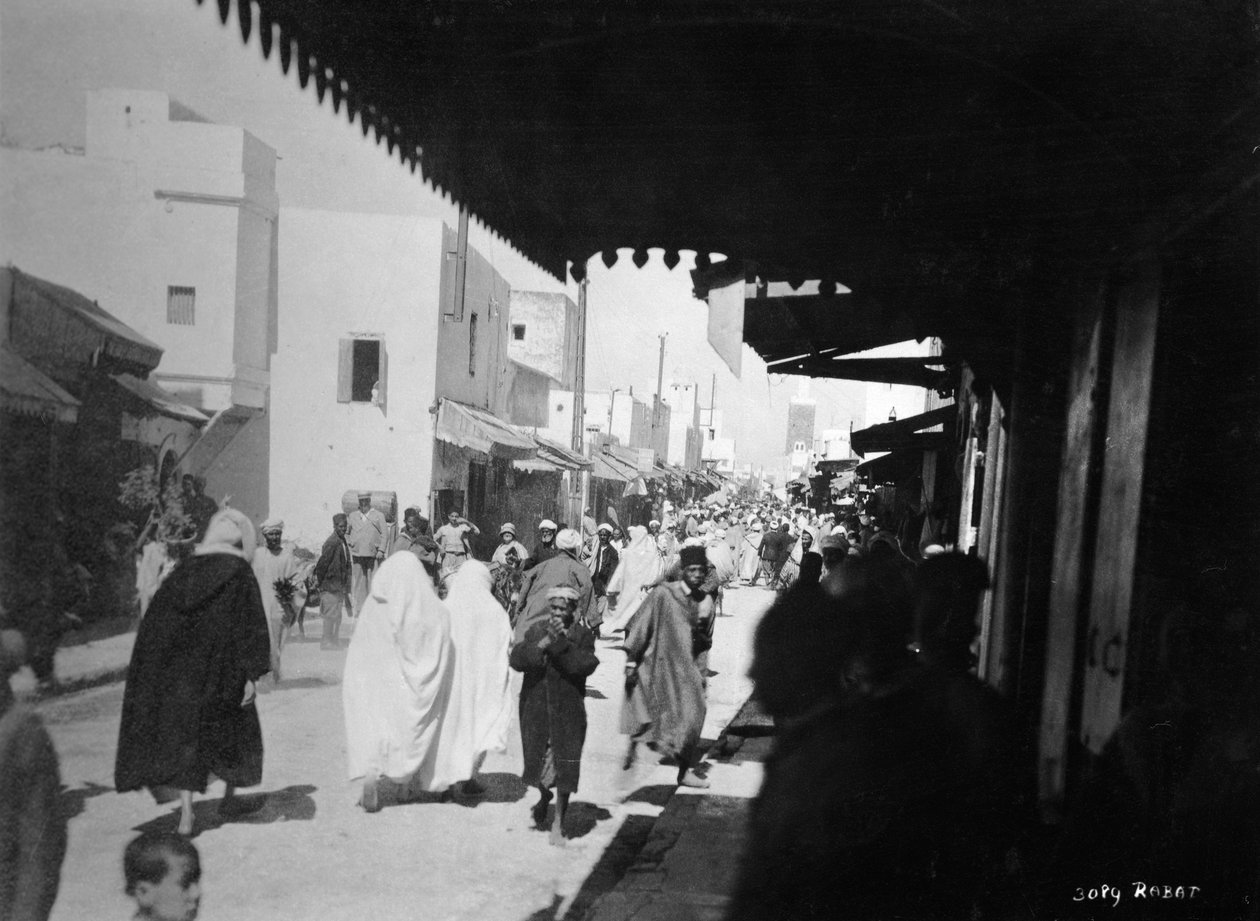 Ruchliwa ulica, Rabat, Maroko, lata 20.- 30. XX wieku autorstwa Unbekannt