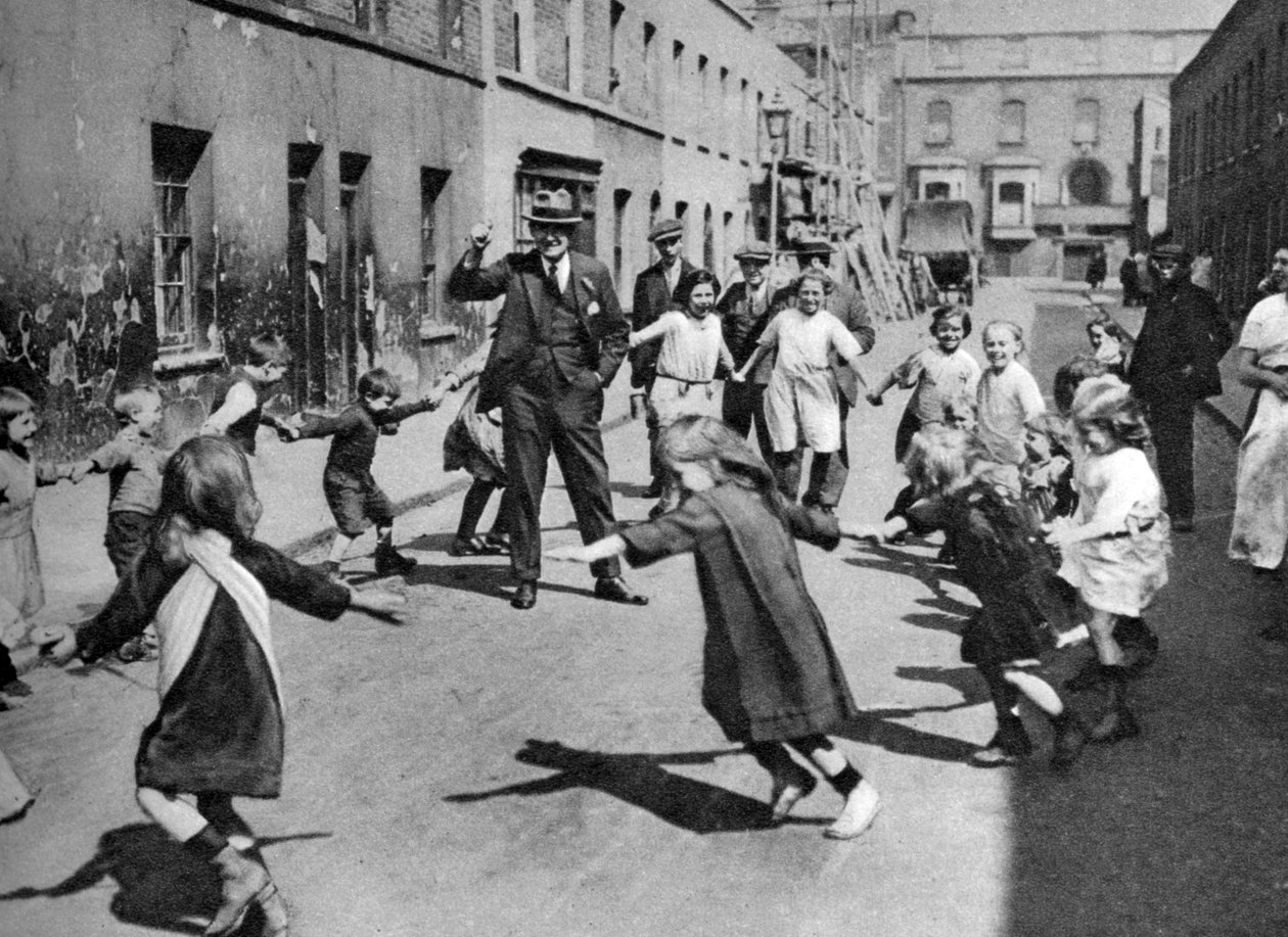 Dzieci tańczące na ulicy, Londyn, 1926-1927 autorstwa Unbekannt