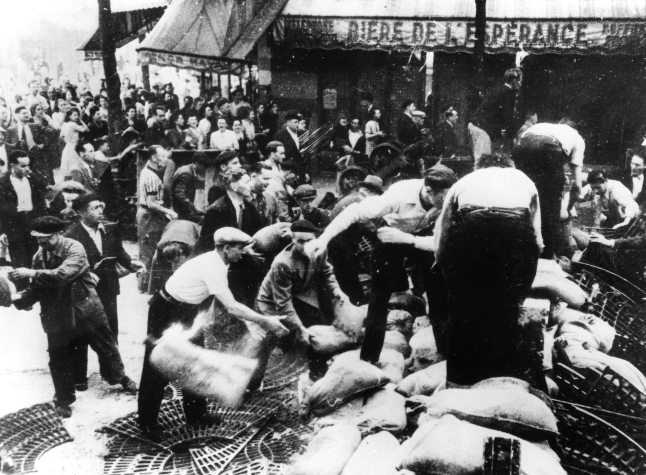 Budowa barykady, Paryż, 1944 autorstwa Unbekannt