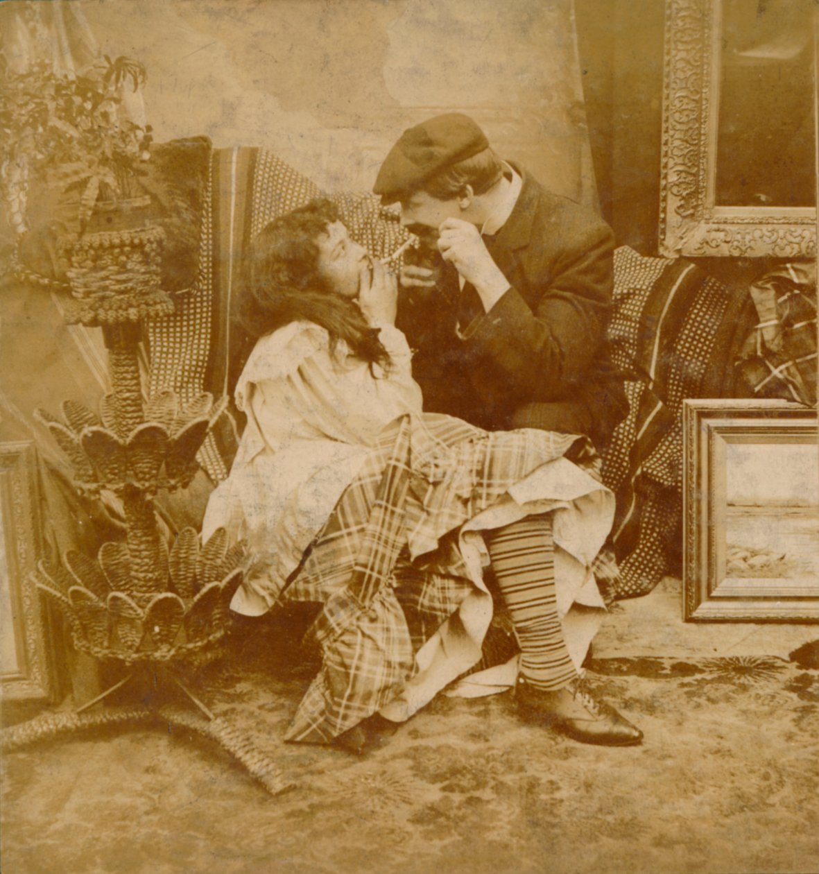Para zapalająca od siebie papierosa, 1900 autorstwa Unbekannt