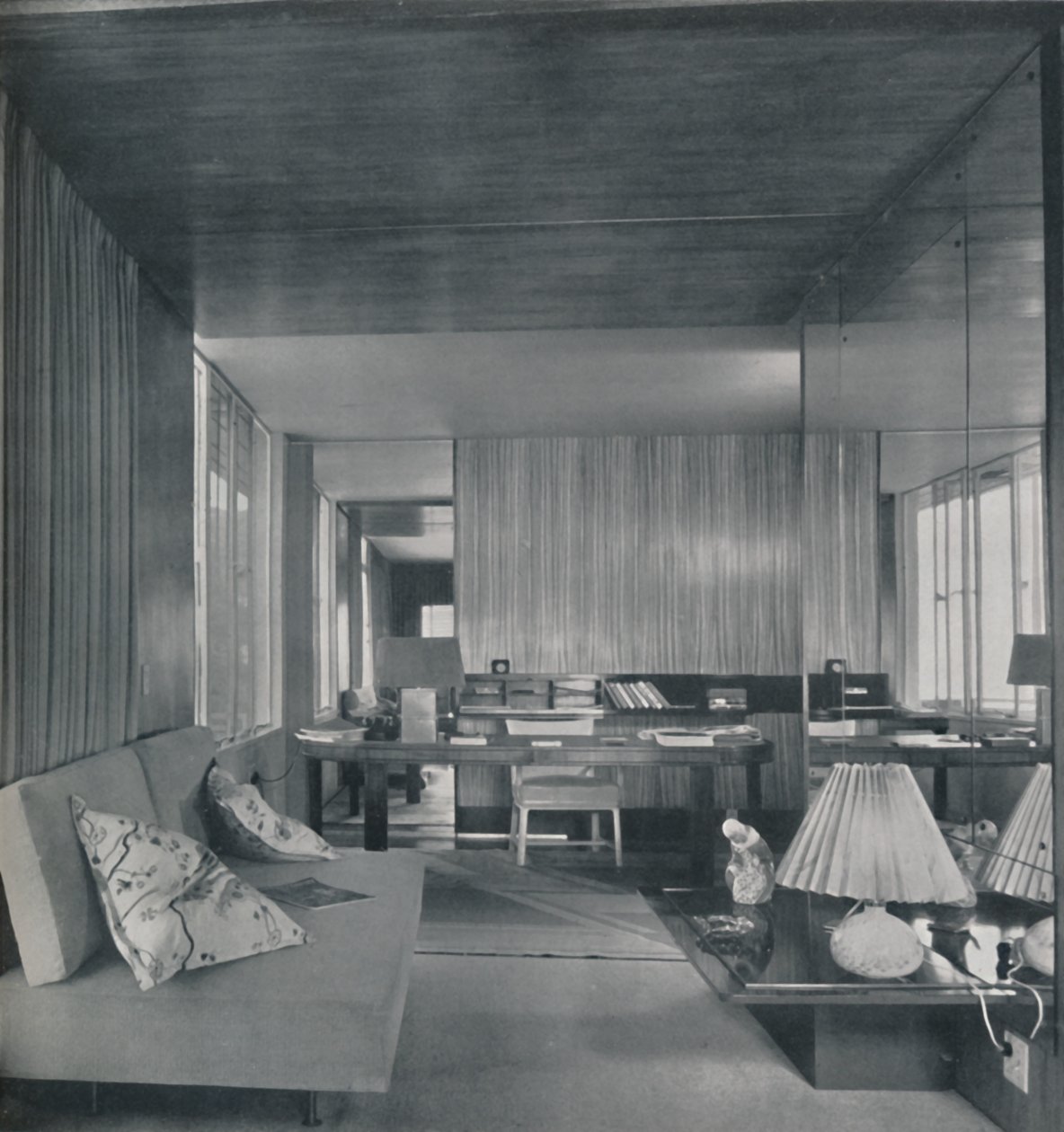 Biurko w sypialni-salonie, 1942. autorstwa Unbekannt