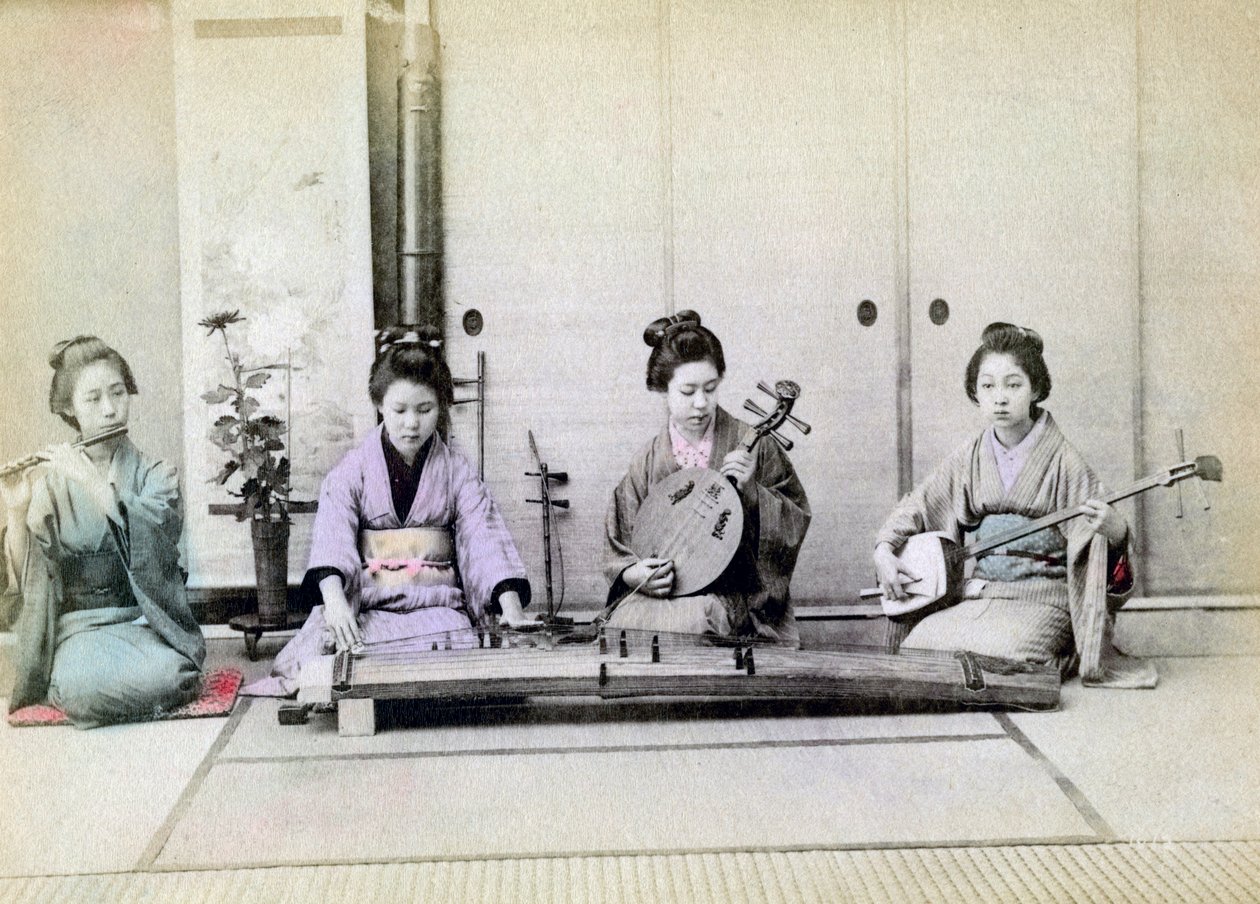 Gejsza grająca na tradycyjnych instrumentach muzycznych, Japonia, 1880 autorstwa Unbekannt