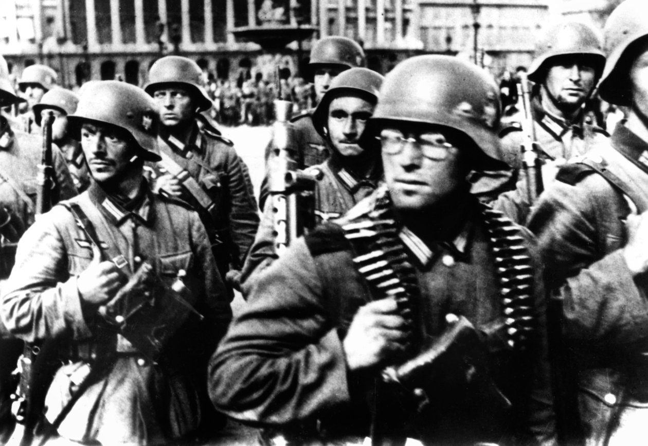 Żołnierze niemieccy maszerujący w Paryżu, 14 czerwca 1940 autorstwa Unbekannt
