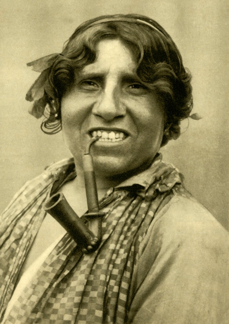 Cyganka paląca fajkę, Burgenland, Austria, c1935. autorstwa Unbekannt