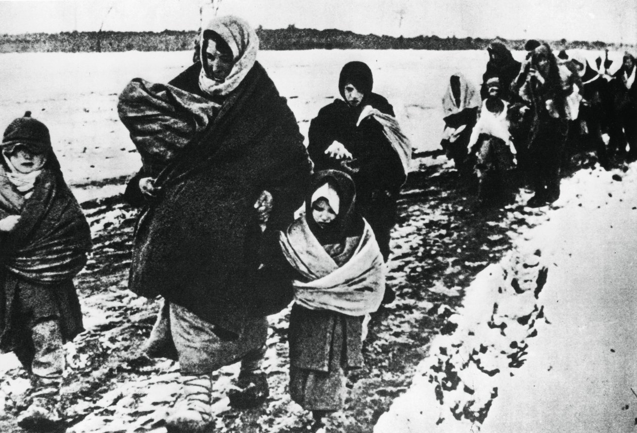 Bezdomne uchodźczynie i dzieci, Rosja, 1941 autorstwa Unbekannt