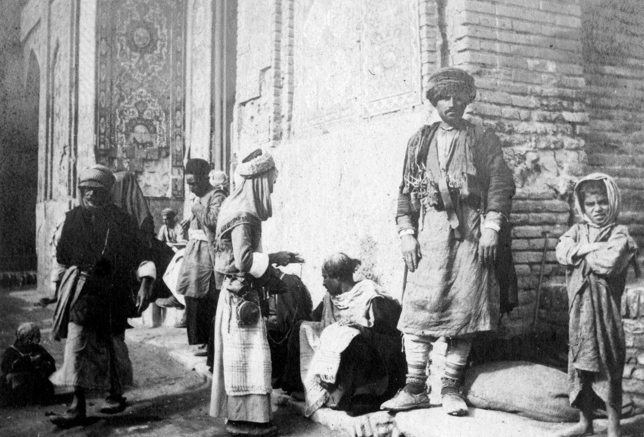 Fryzjer kurdyjski, przed meczetem Kazimain, Irak, 1917-1919 autorstwa Unbekannt