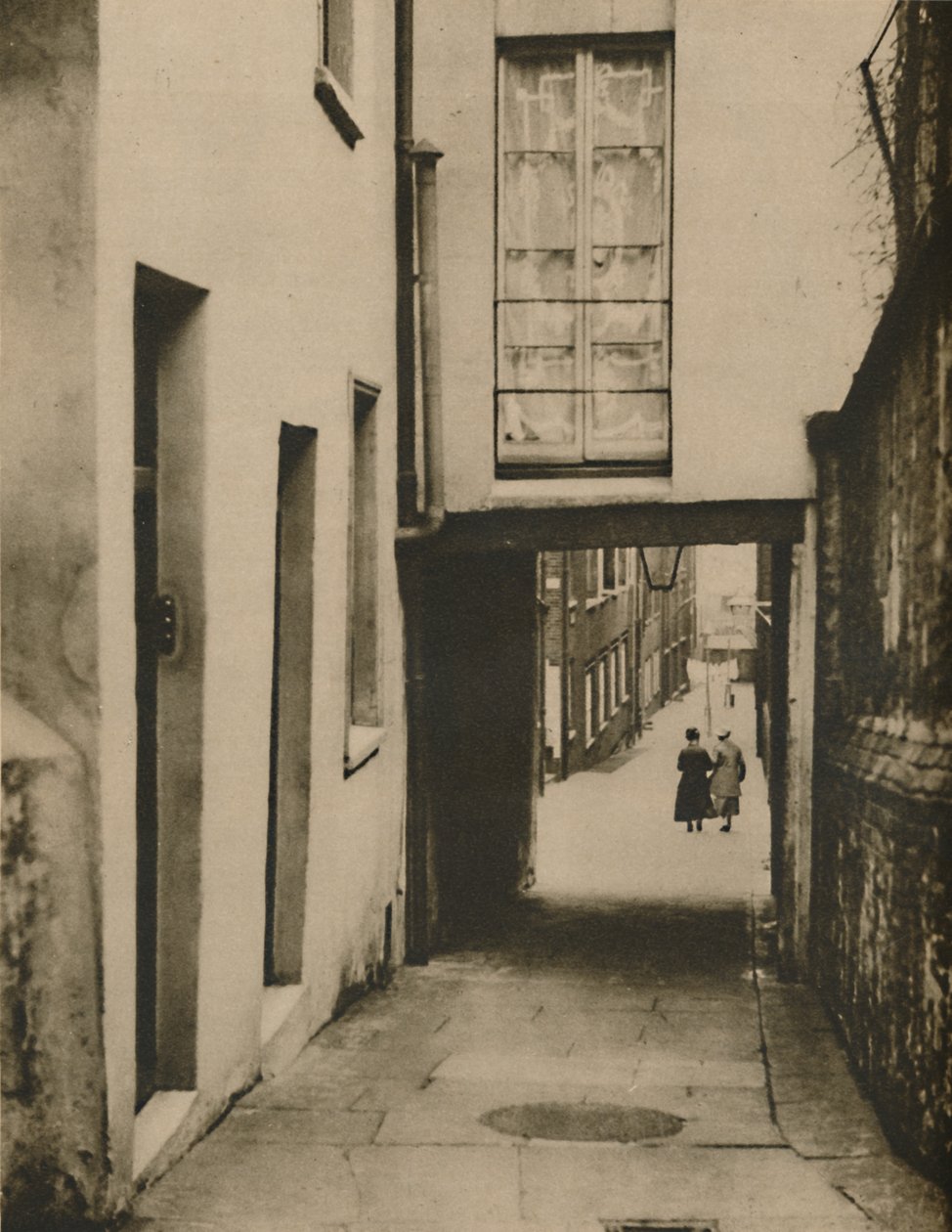 Patrząc w dół Strand Lane w kierunku rzeki, c1935. autorstwa Unbekannt