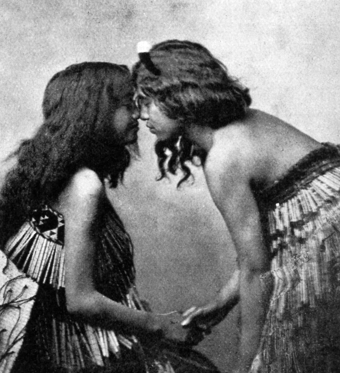 Maoryskie dziewczyny ocierające nosy, ok. 1920 r. autorstwa Unbekannt