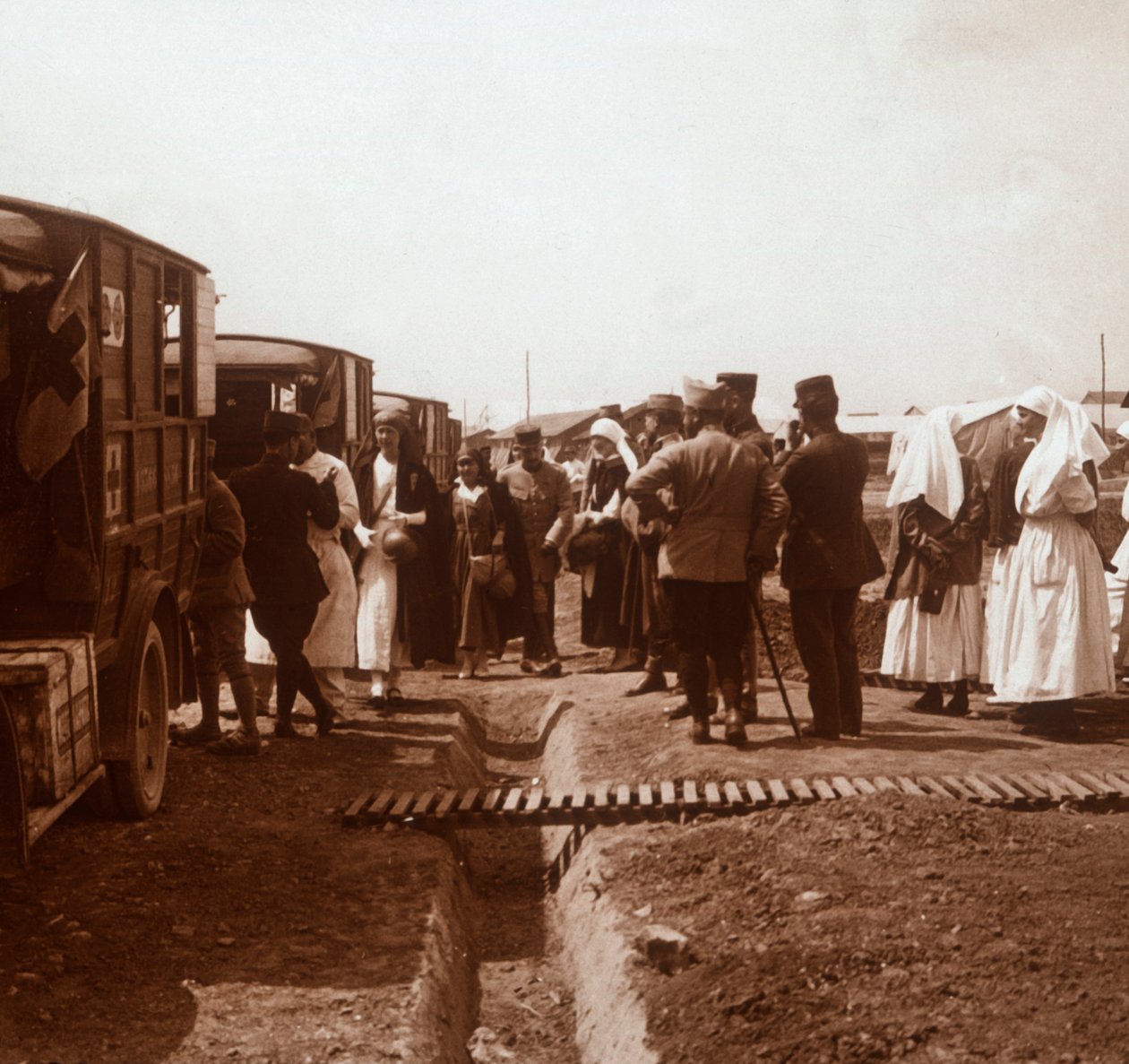 Pielęgniarki i karetki Czerwonego Krzyża, c1914-c1918 autorstwa Unbekannt