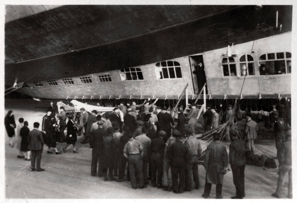 Pasażerowie wsiadający na Zeppelin LZ 127 Graf Zeppelin, 1933 autorstwa Unbekannt