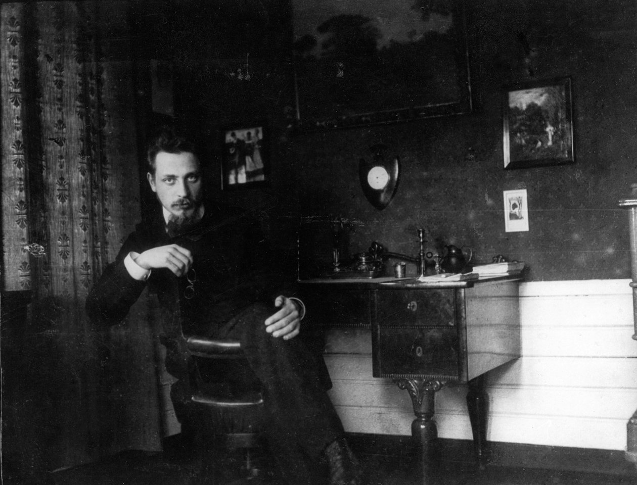 Rainer Maria Rilke w swoim gabinecie, ok. godz. 1905. autorstwa Unbekannt