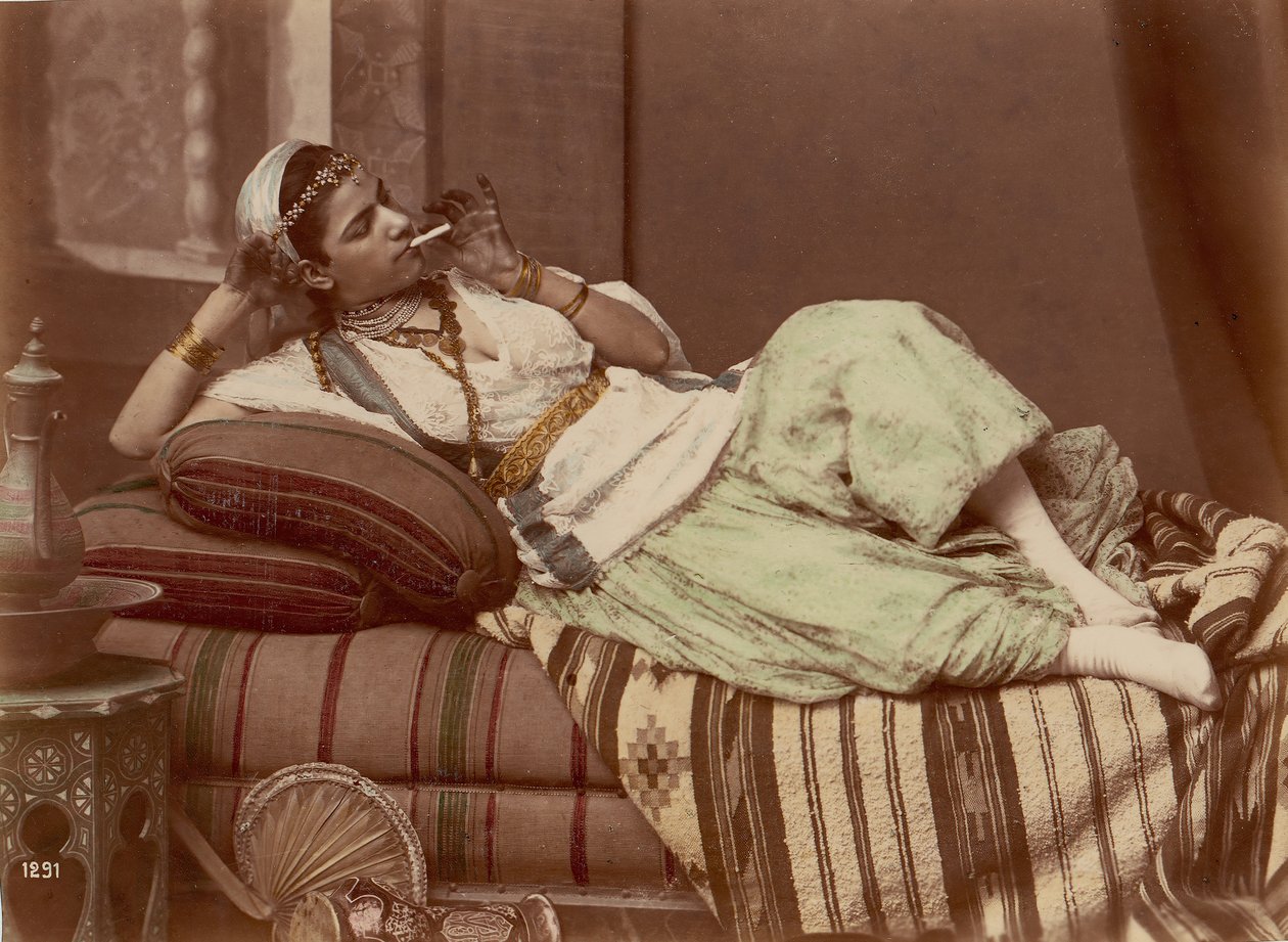 Leżąca kobieta paląca, 1870-90. autorstwa Unbekannt