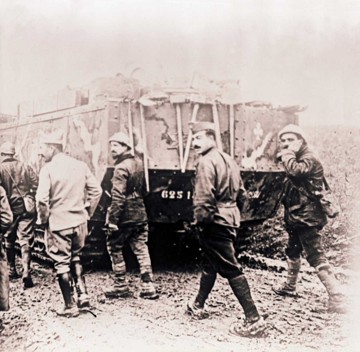 Żołnierze idący za czołgiem, c1914-c1918. autorstwa Unbekannt