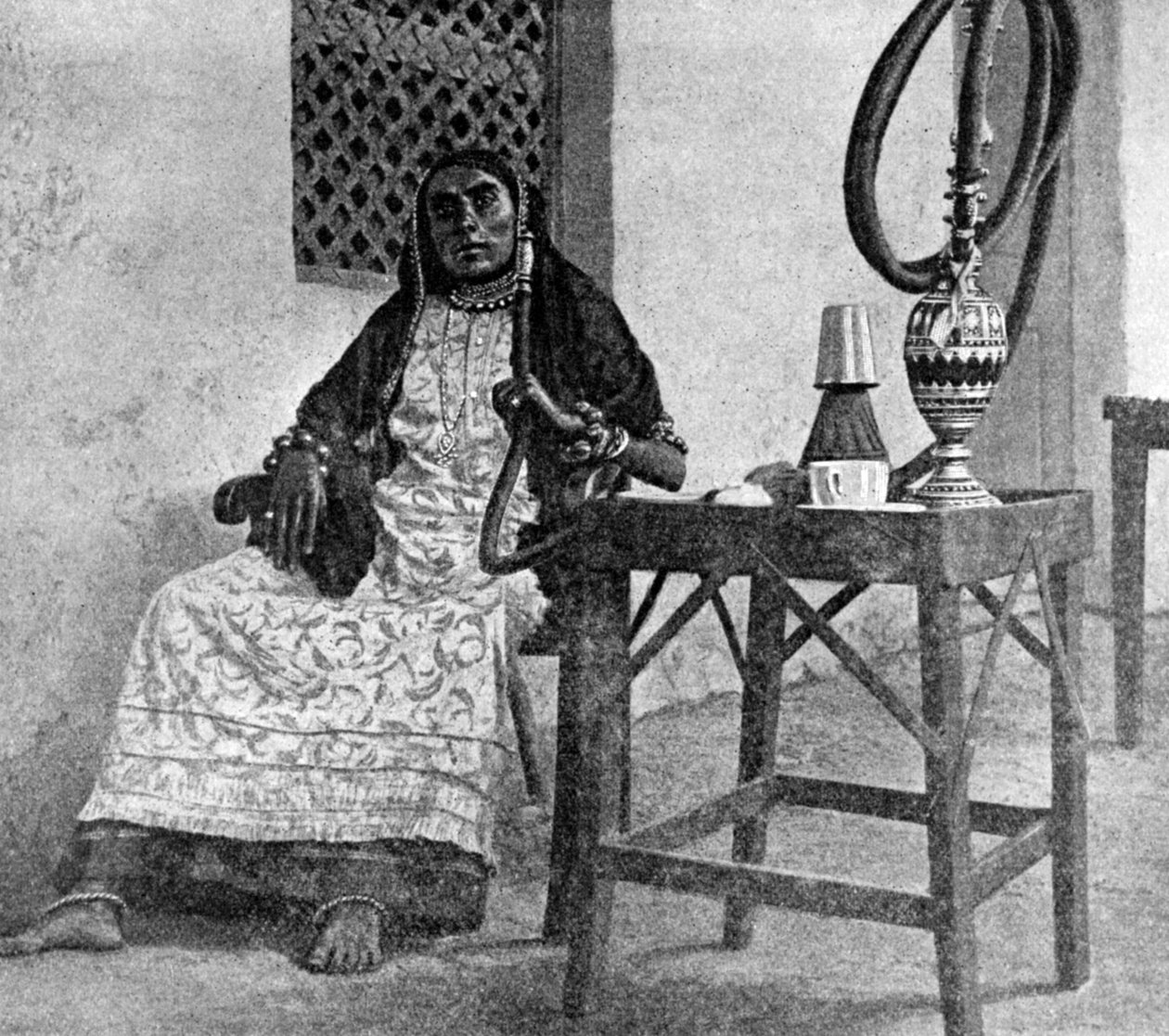 Somalijska kobieta paląca fajkę wodną, Aden, 1922 autorstwa Unbekannt