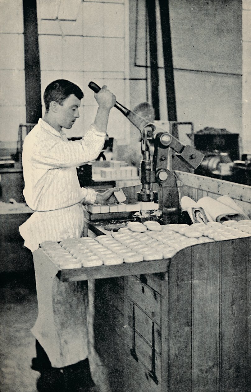 Tłoczenie bloków mydła, c1917 autorstwa Unbekannt