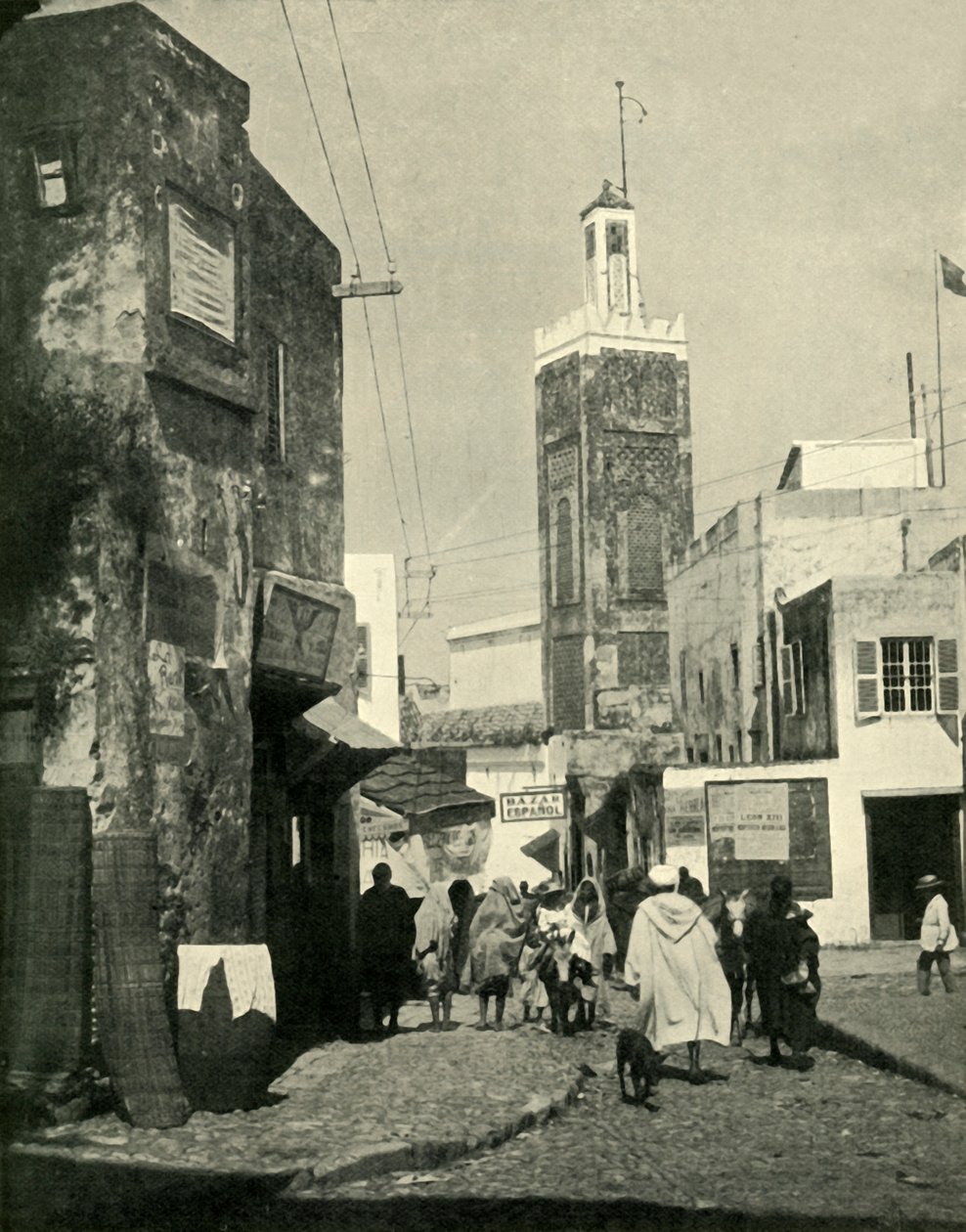 Scena uliczna w Tangerze, ukazująca meczet, 1902. autorstwa Unbekannt