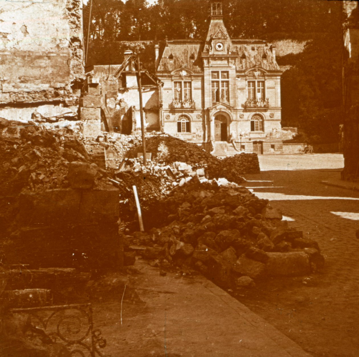 Ratusz, Chateau Thierry, Francja, c1914-c1918 autorstwa Unbekannt