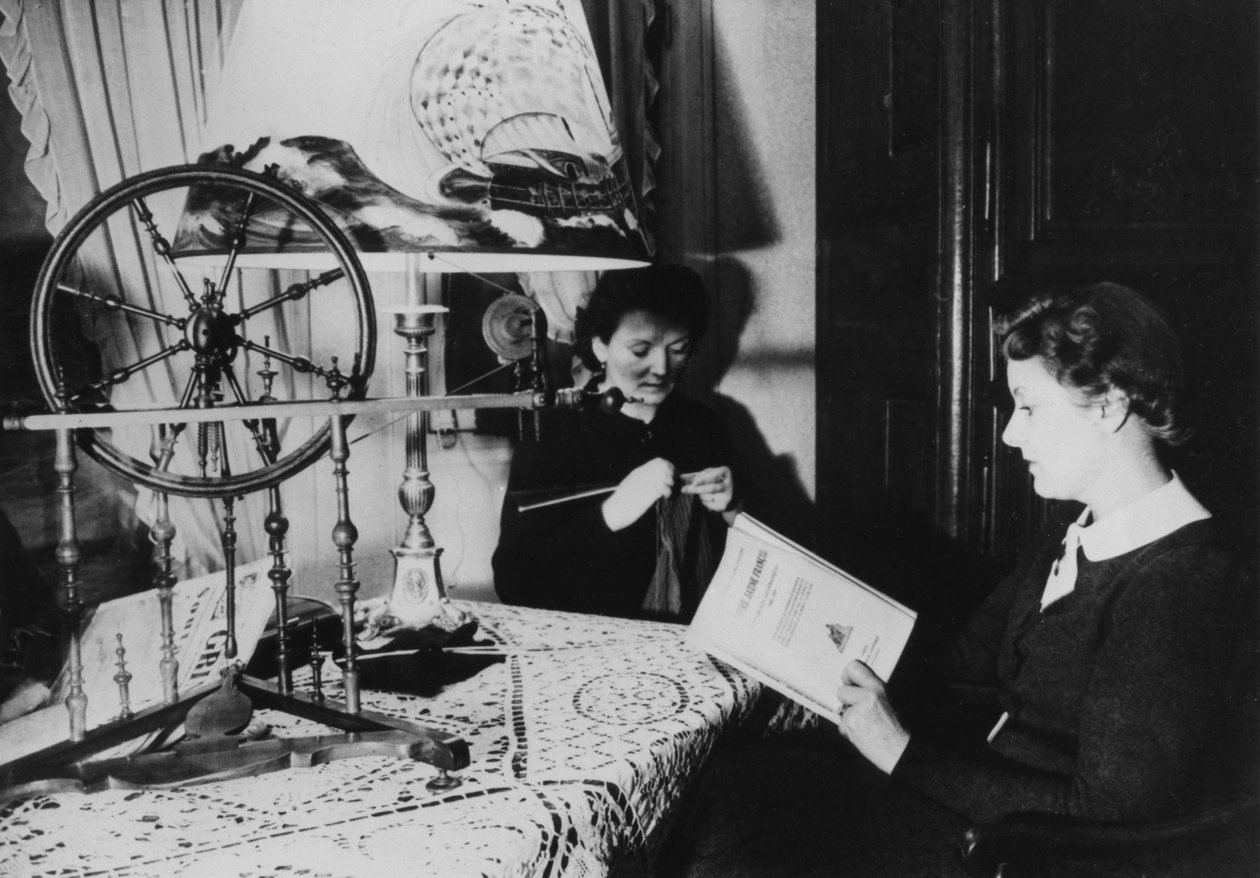 Dwie kobiety w domu, Francja, 1939 autorstwa Unbekannt
