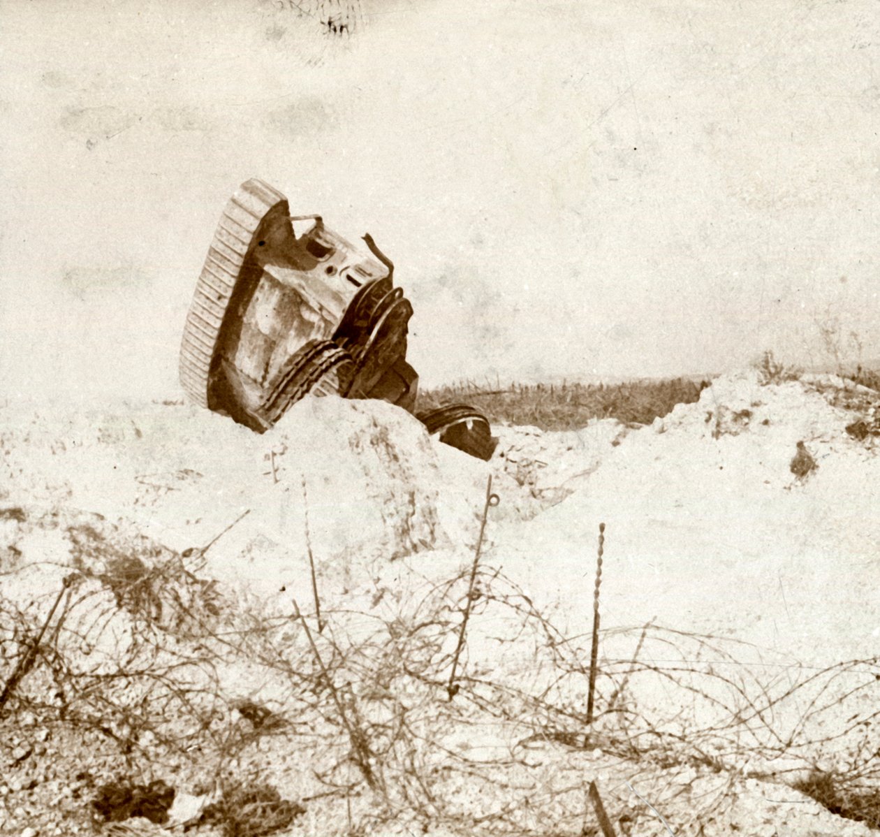 Spód uszkodzonego czołgu, c1914-c1918 autorstwa Unbekannt