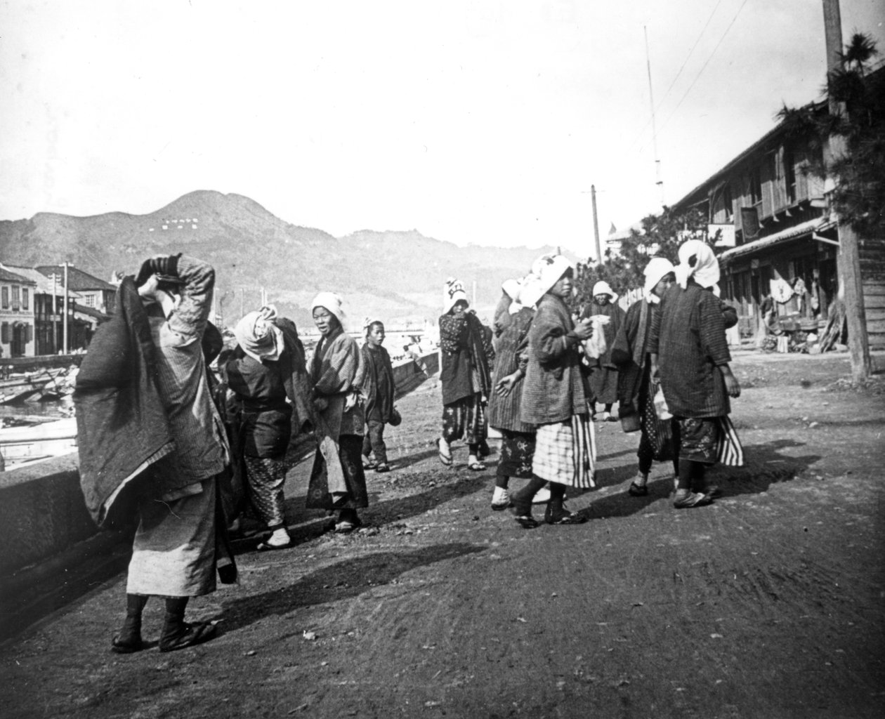 Kobieta niosąca ładunek węgla, Nagasaki, Japonia, ok. 1900 autorstwa Unbekannt