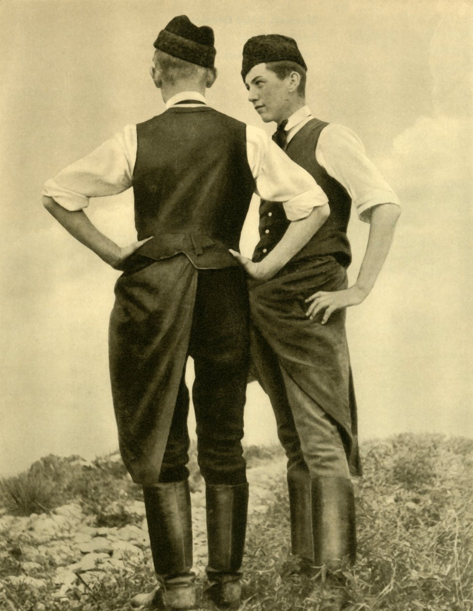 Młodzi mężczyźni w tradycyjnych strojach, Burgenland, Austria, c1935. autorstwa Unbekannt