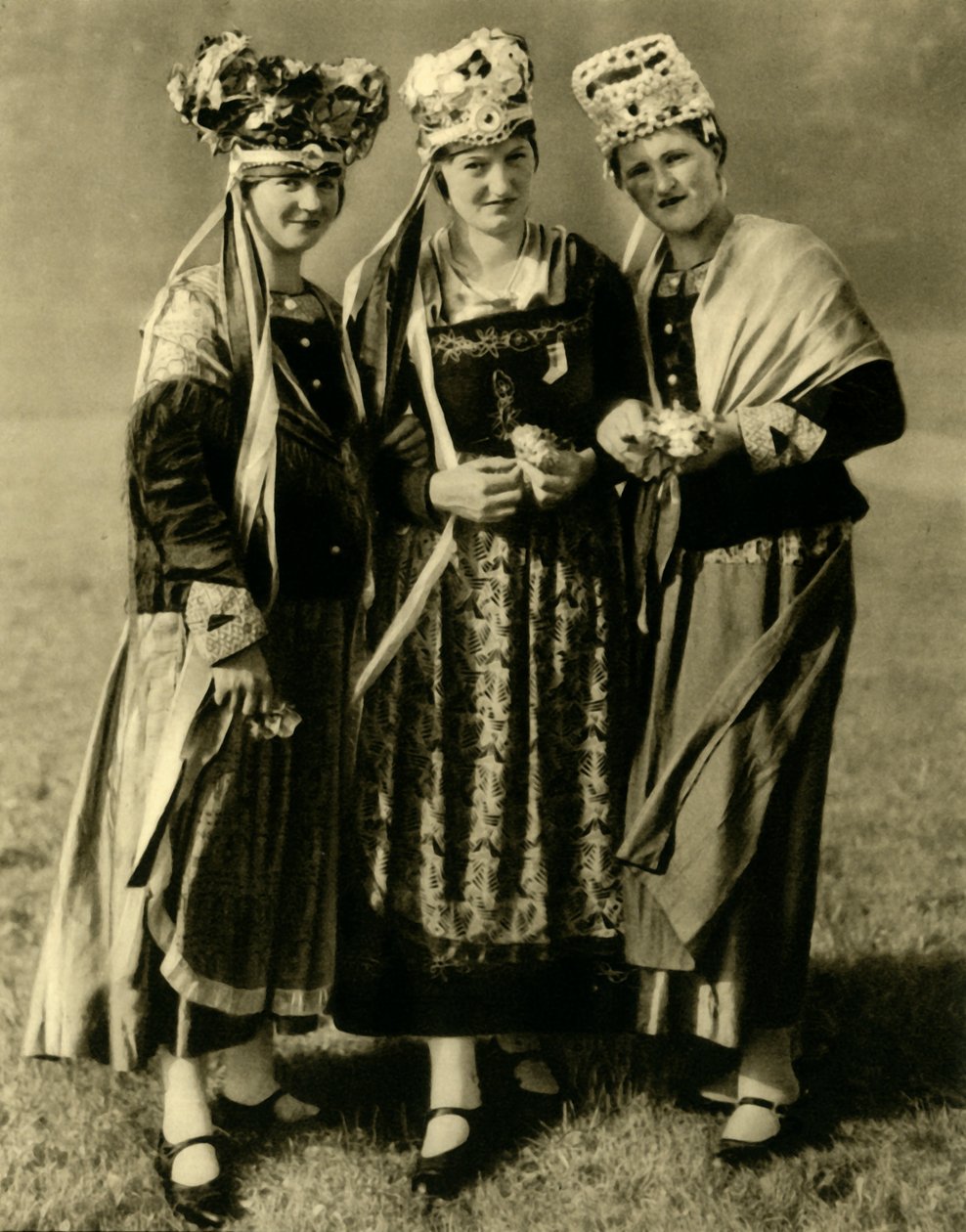 Młode kobiety w tradycyjnych strojach, Styria, Austria, c1935. autorstwa Unbekannt