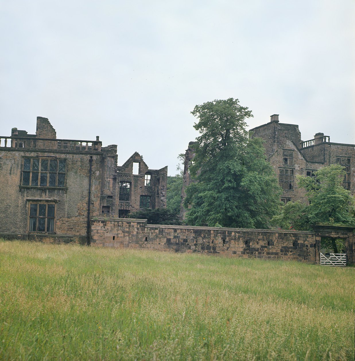 Ruiny Starego Hardwick Hall autorstwa Unbekannt Unbekannt