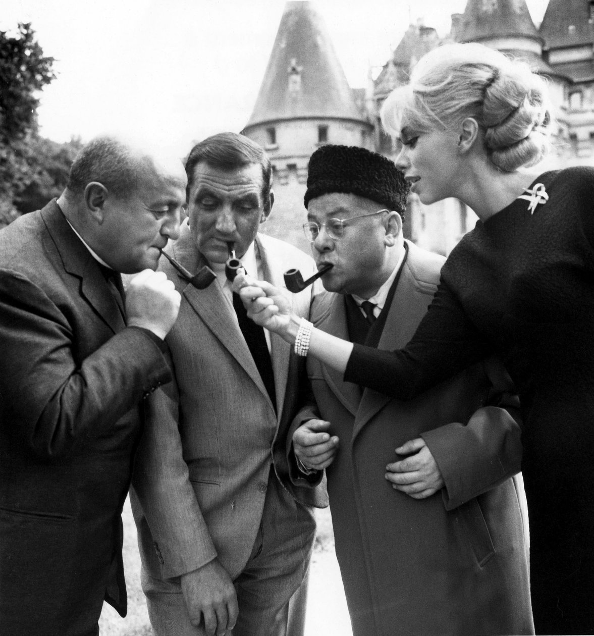 Bernard Blier, Lino Ventura, Francis Blanche i Mireille Darc na planie filmu Les Barbouzes w 1964 roku autorstwa Unbekannt Unbekannt