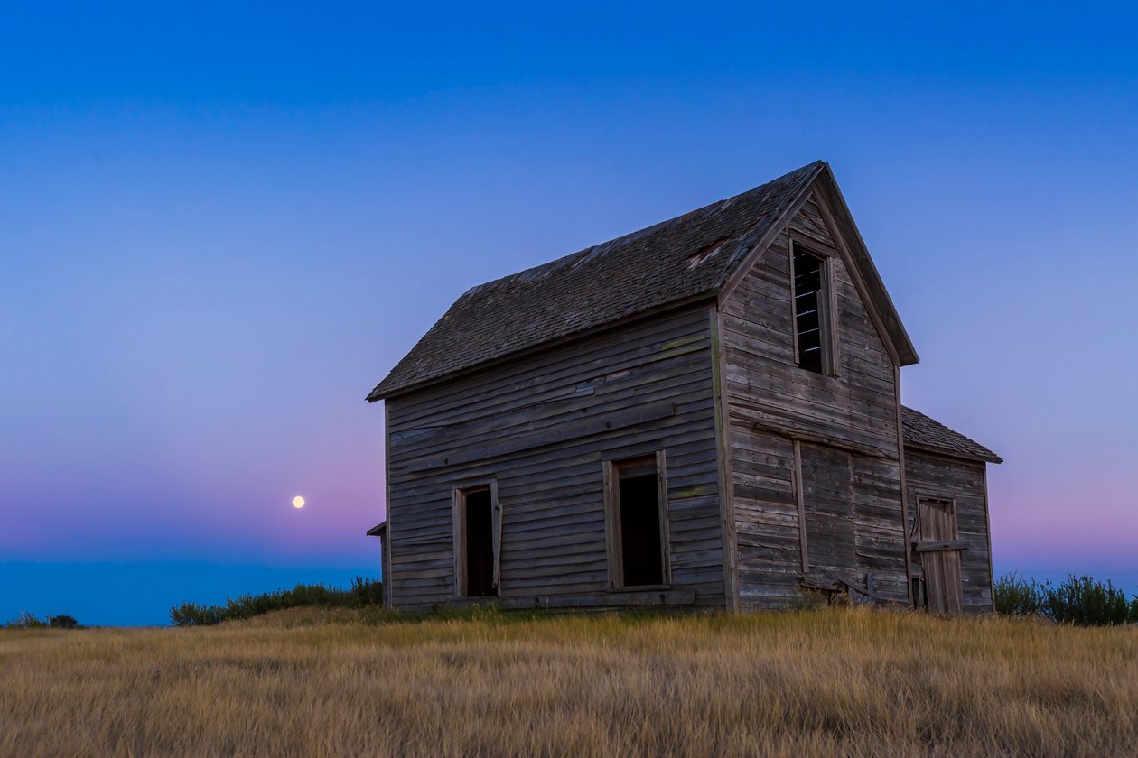 Wschodzący księżyc prawie w pełni, ?Blue Moon? z dnia 30 lipca 2015 r., wznoszący się za rustykalnym starym domem wiejskim w pobliżu Bow Island, Alberta autorstwa Unbekannt Unbekannt