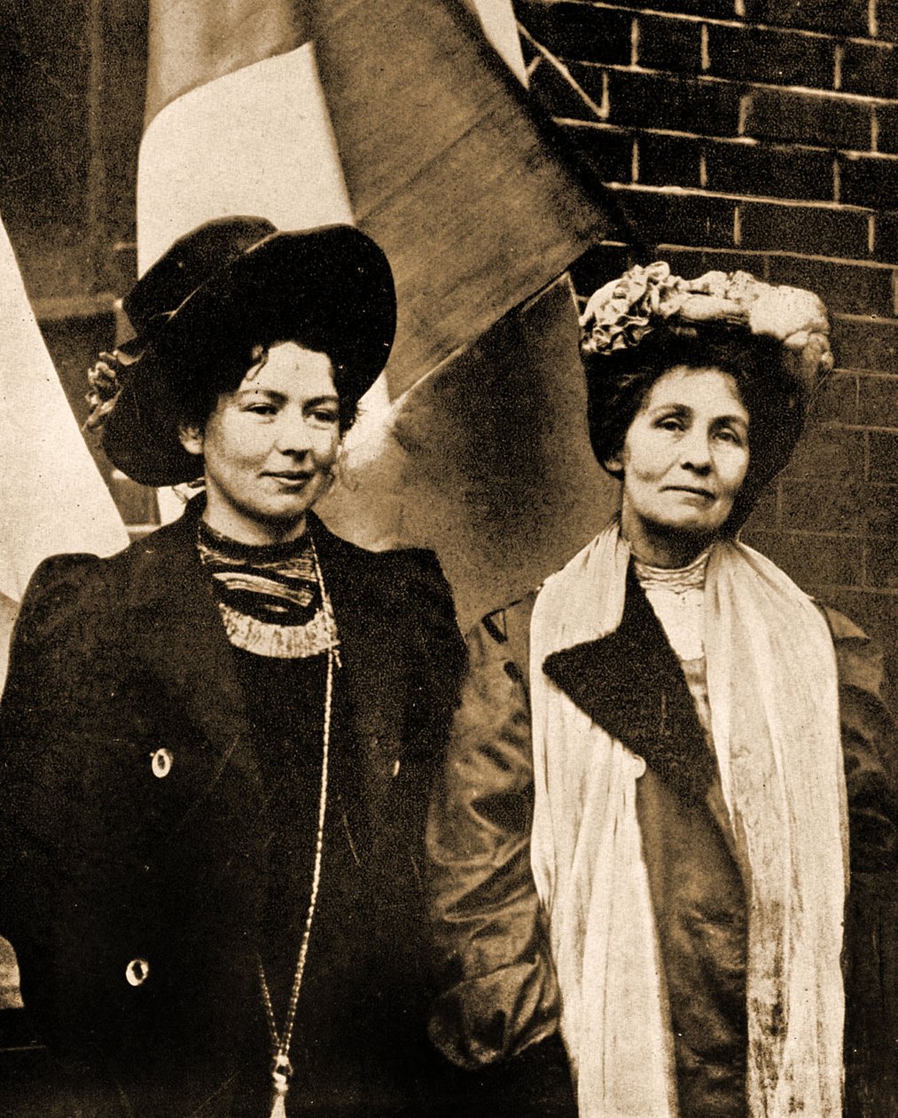 Christabel i Emmeline Pankhurst (zdjęcie) autorstwa Unbekannter Künstler