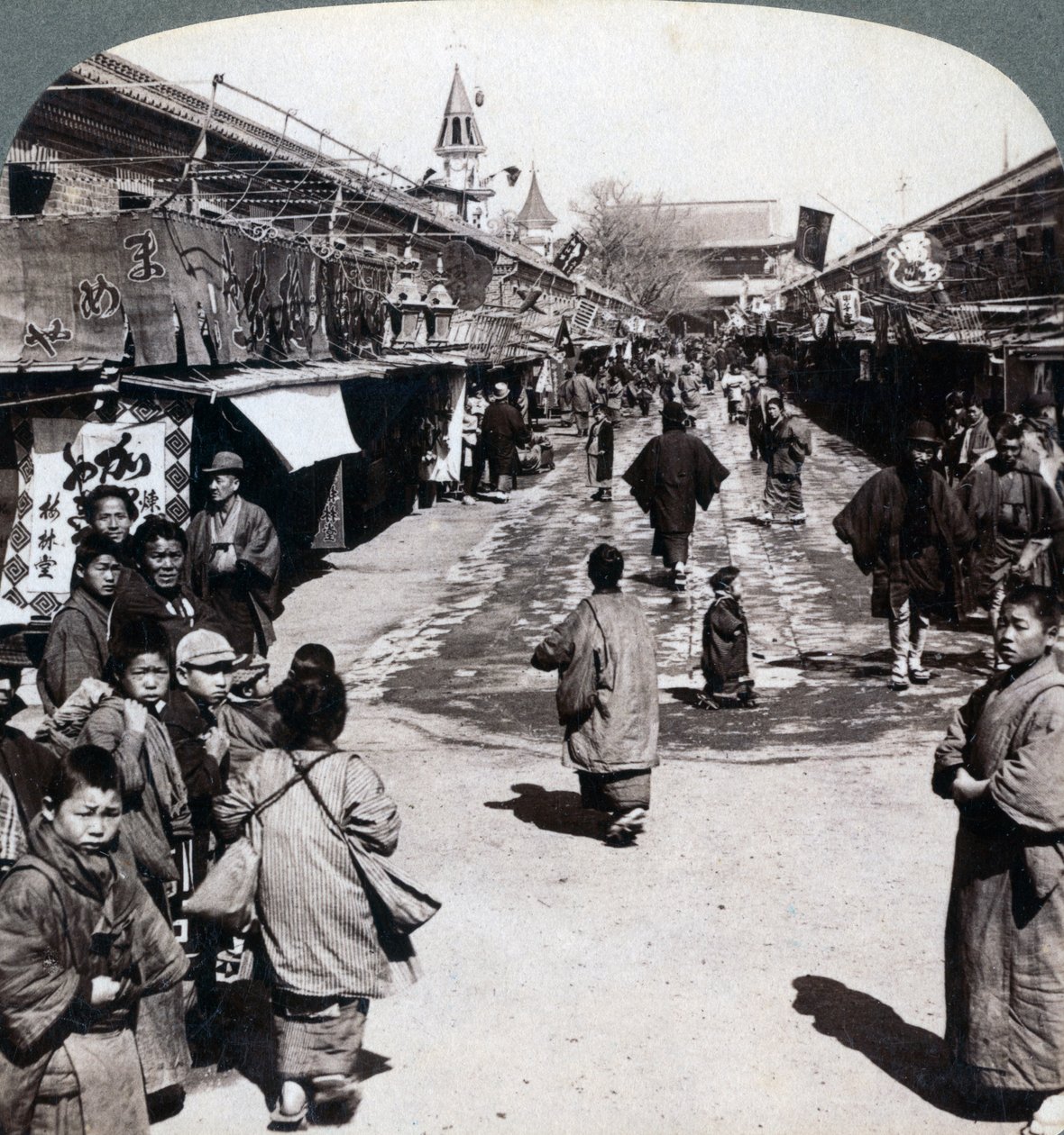 Ulica Asakusa, Tokio, Japonia, 1896 r. autorstwa Underwood and Underwood