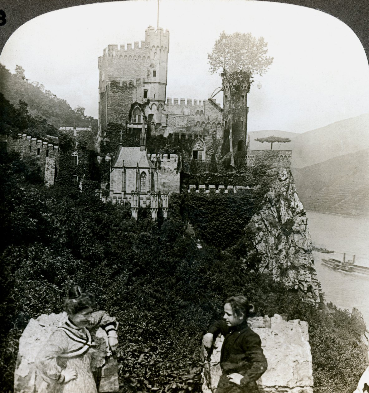 Zamek Rheinstein, niedaleko Bingen, Niemcy. autorstwa Underwood and Underwood