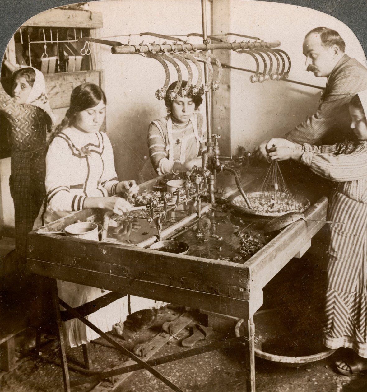 Produkcja jedwabiu, Syria, 1900. autorstwa Underwood and Underwood