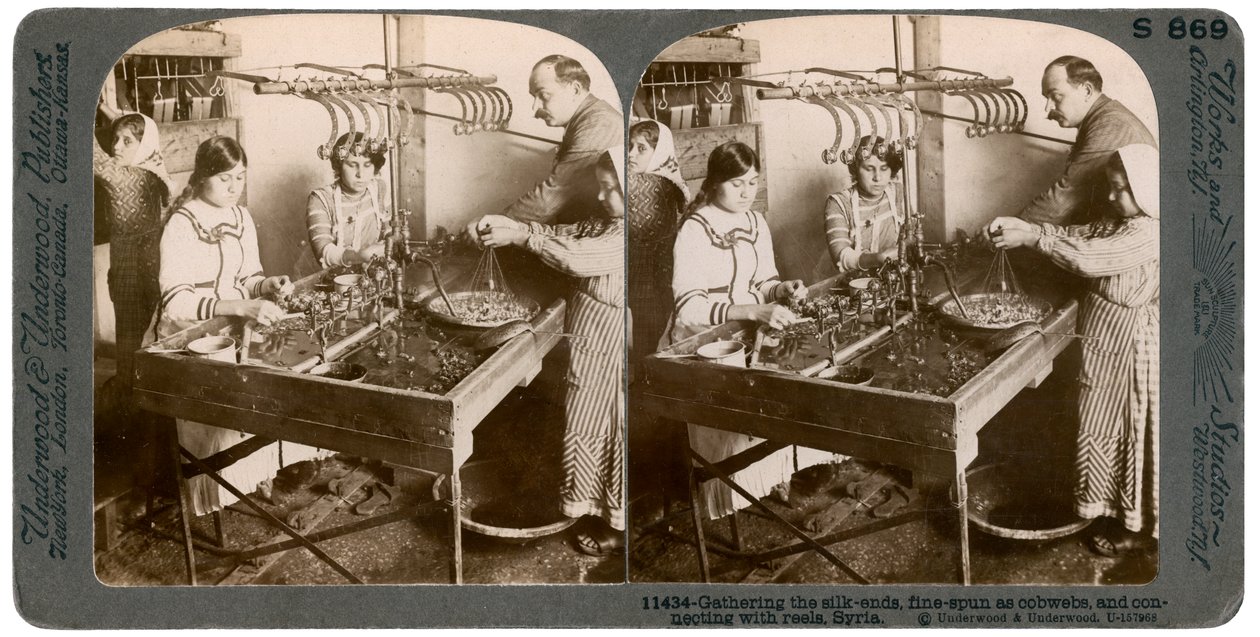 Produkcja jedwabiu, Syria, 1900. autorstwa Underwood and Underwood