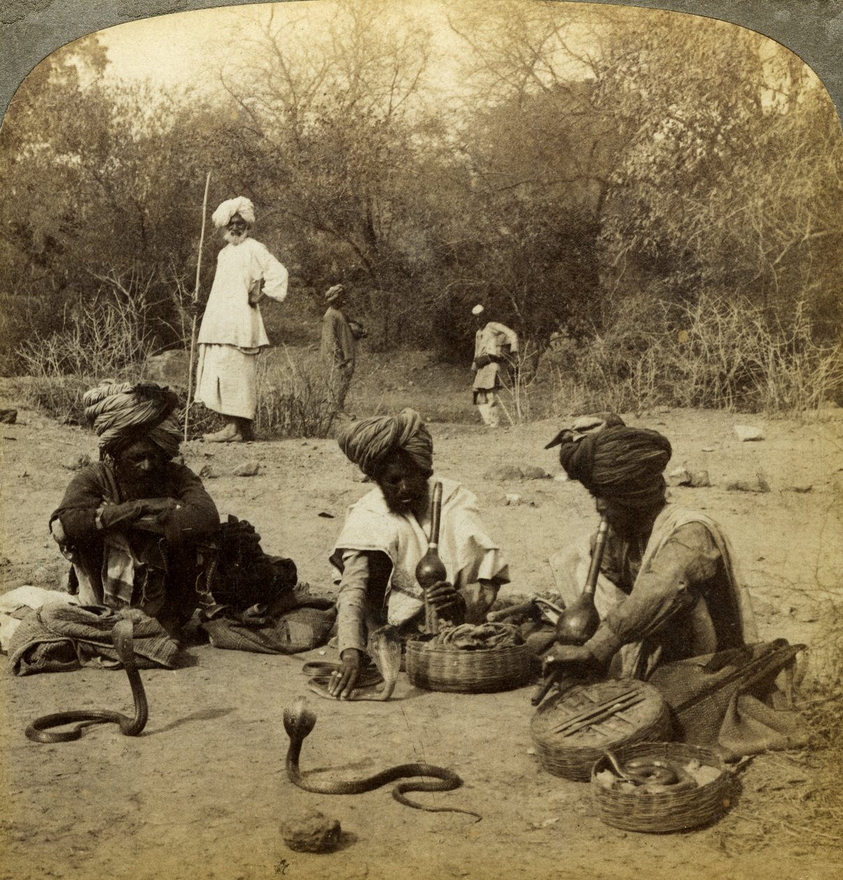 Zaklinacze węży, Delhi, Indie. autorstwa Underwood and Underwood