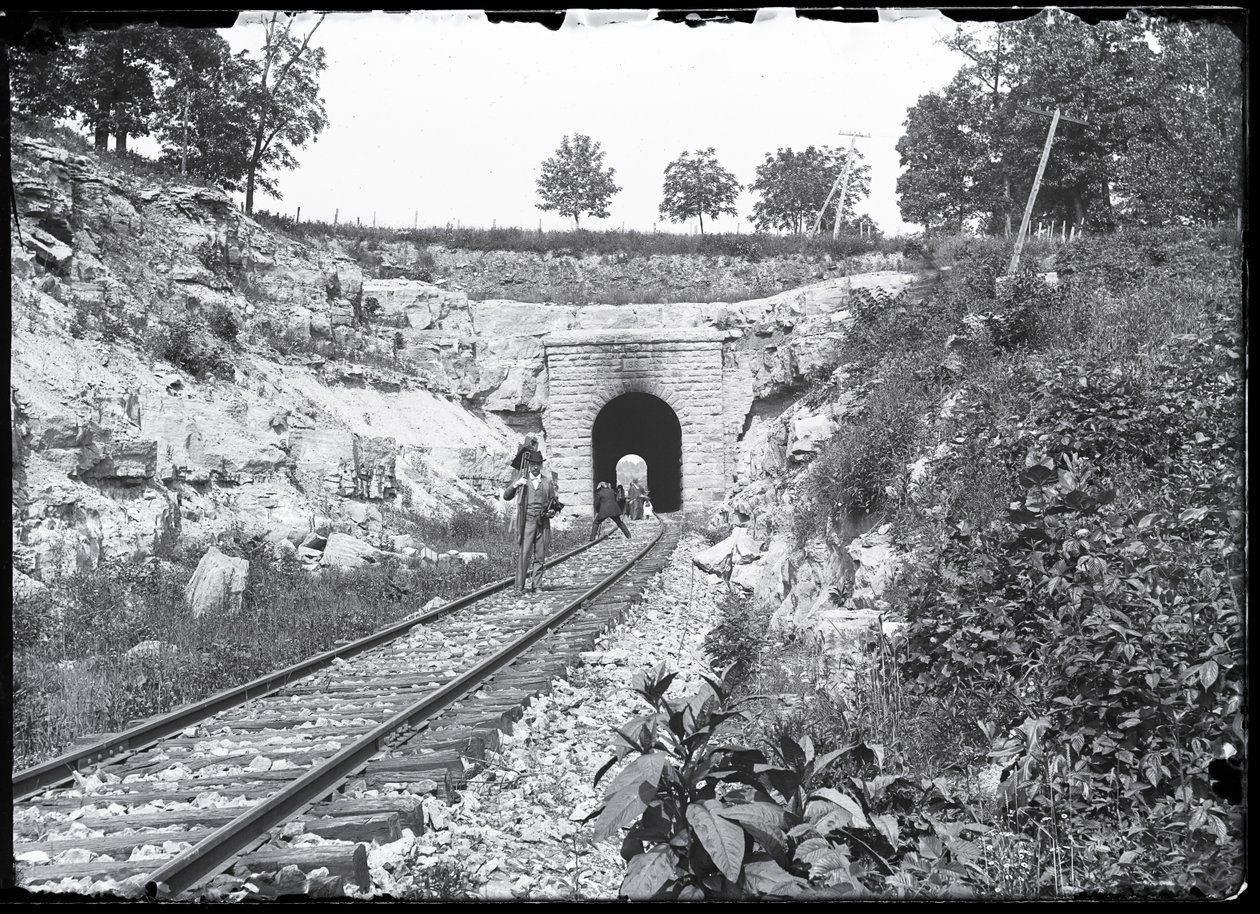 Fotografowie na torach w tunelu Meramec Highlands autorstwa Unknown